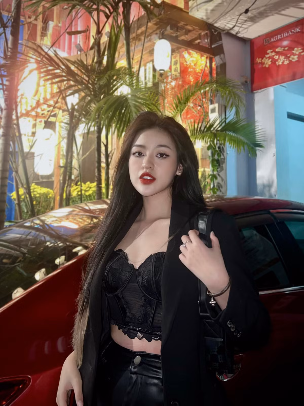 Sau loạt sự việc, hot girl 20 tuổi nhanh chóng bị dư luận “ném đá” dữ dội. Đa phần ý kiến cho rằng cô phát ngôn thiếu suy nghĩ và quá háo thắng trong việc thể hiện bản thân.