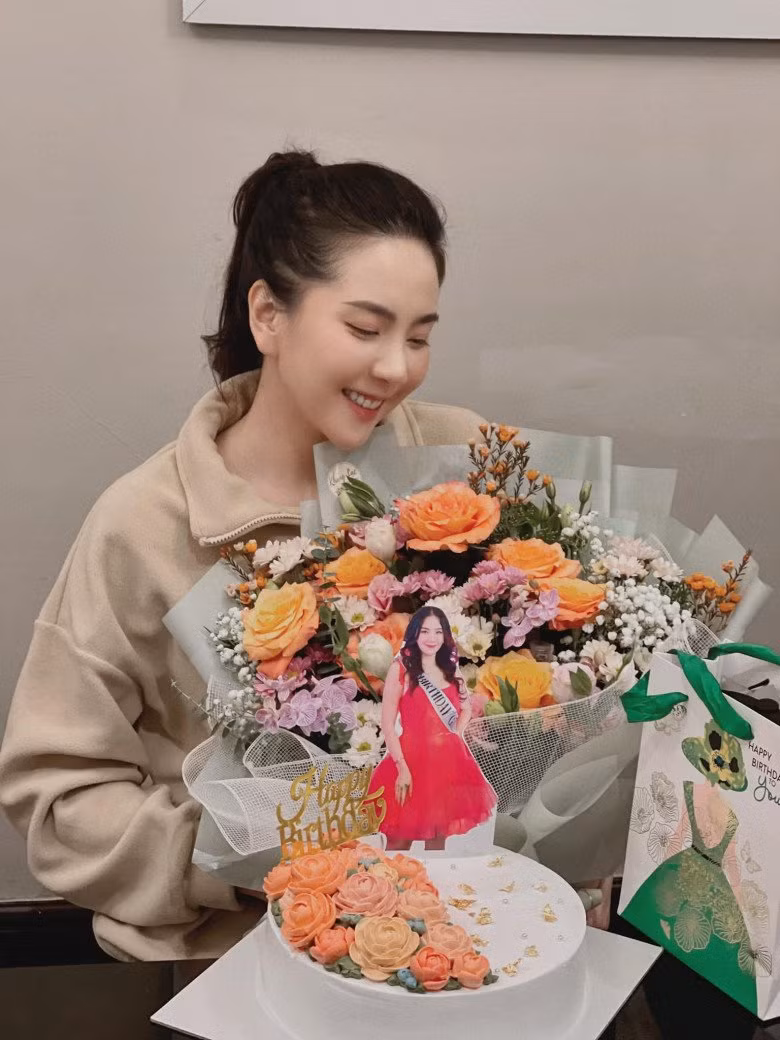 Trước khi được gắn với biệt danh "cô gái thời tiết", 9X từng là hot girl đình đám của Hà Nội cùng với nhiều cái tên khác như Hoàng Thùy Linh, Mi Vân, Vân Hugo,...