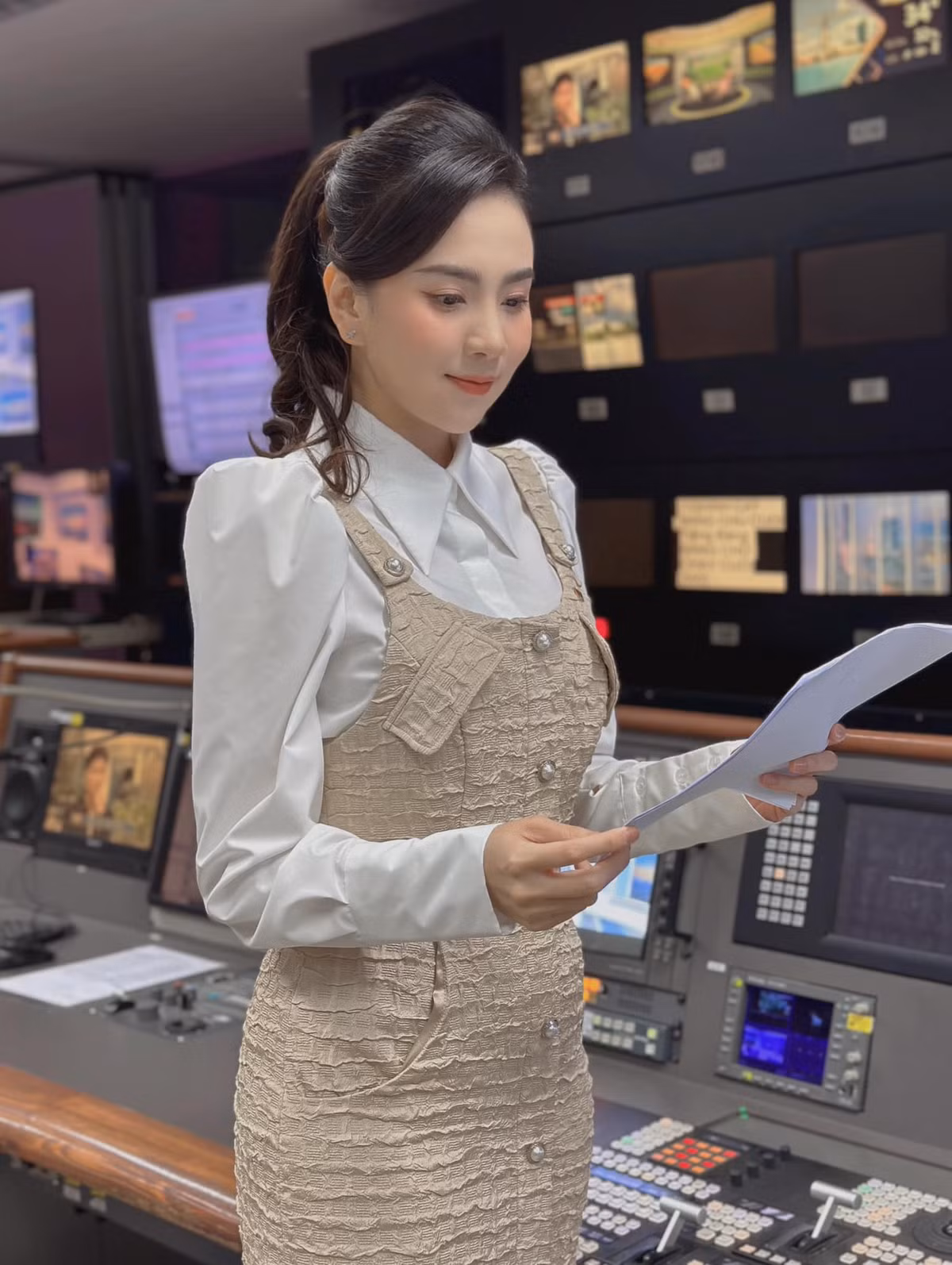 Trong dàn MC nổi tiếng của VTV không thể không nhắc đến cái tên Mai Ngọc, cô là người dẫn chương trình chuyên mục Việt Nam hôm nay, nhận được nhiều sự yêu mến từ công chúng.