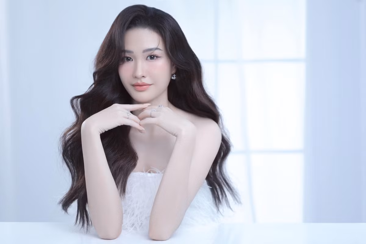 Chân dài bóng chuyền Đặng Kim Thanh sở hữu khuôn mặt xinh đẹp, nước da trắng cùng nụ cười tỏa nắng, luôn trở thành tâm điểm mỗi khi xuất hiện.