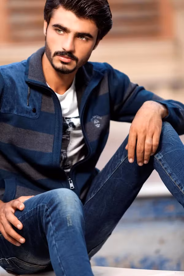Arshad Khan ký hợp đồng với một công ty thương mại điện tử lớn cho chiến dịch quảng bá của mình, anh cho rằng danh xưng "anh bán trà đẹp trai nhất thế giới" rồi sẽ bị lãng quên nên anh cần cố gắng hơn nữa.