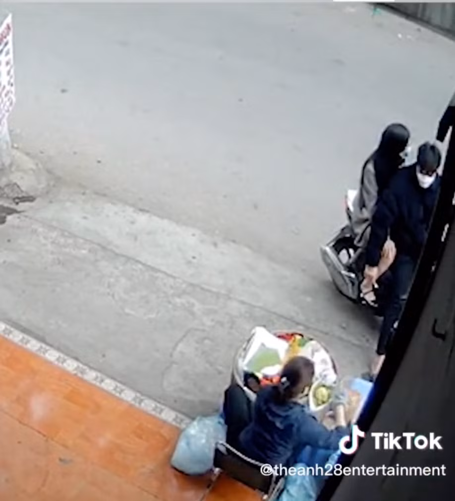 Bình thường cô bán xôi này rất chăm chỉ làm công việc của mình, tuy nhiên khi bán hết hàng và đi về cô lại di chuyển bằng xế hộp ai nhìn cũng choáng. Ảnh: Chụp màn hình