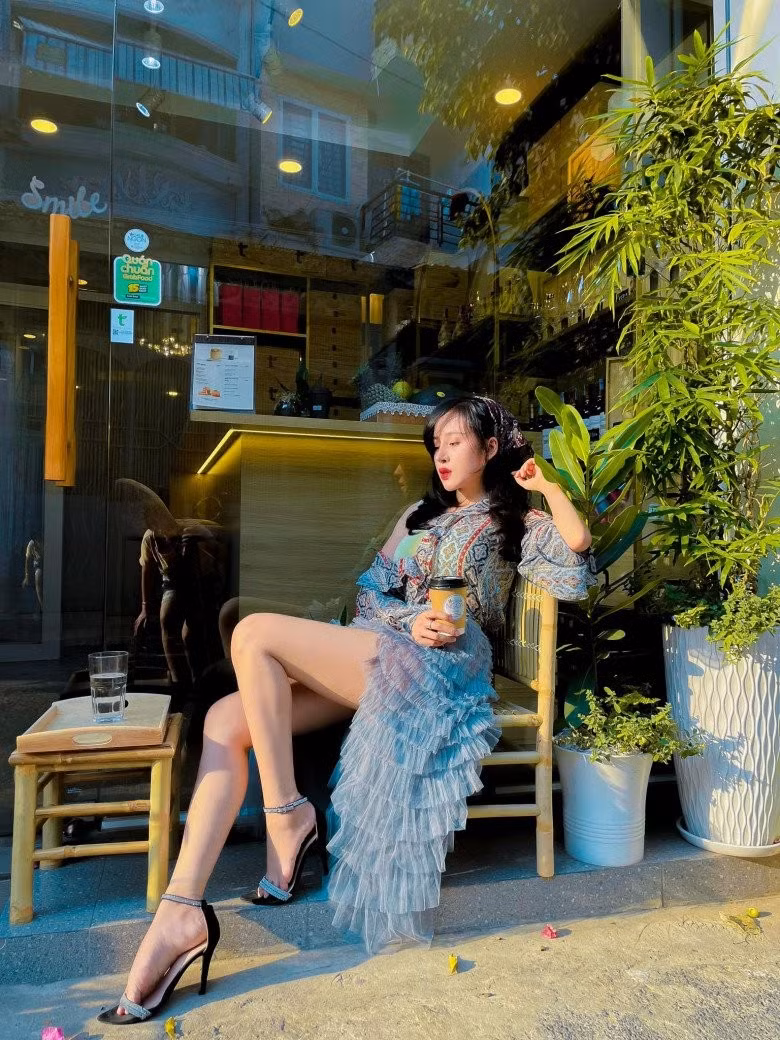 Thời gian trước Bà Tưng liên tục diện những trang phục ngắn cũn, gợi cảm để thu hút tương tác.