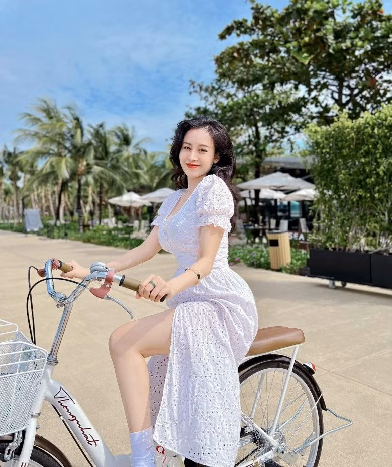 Bà Tưng chọn cho mình con đường kinh doanh. Dù không hoạt động nhiều trong showbiz nhưng Huyền Anh vẫn có cuộc sống khiến nhiều người phải mơ ước và sở hữu tài sản giá trị khi tuổi còn khá trẻ.