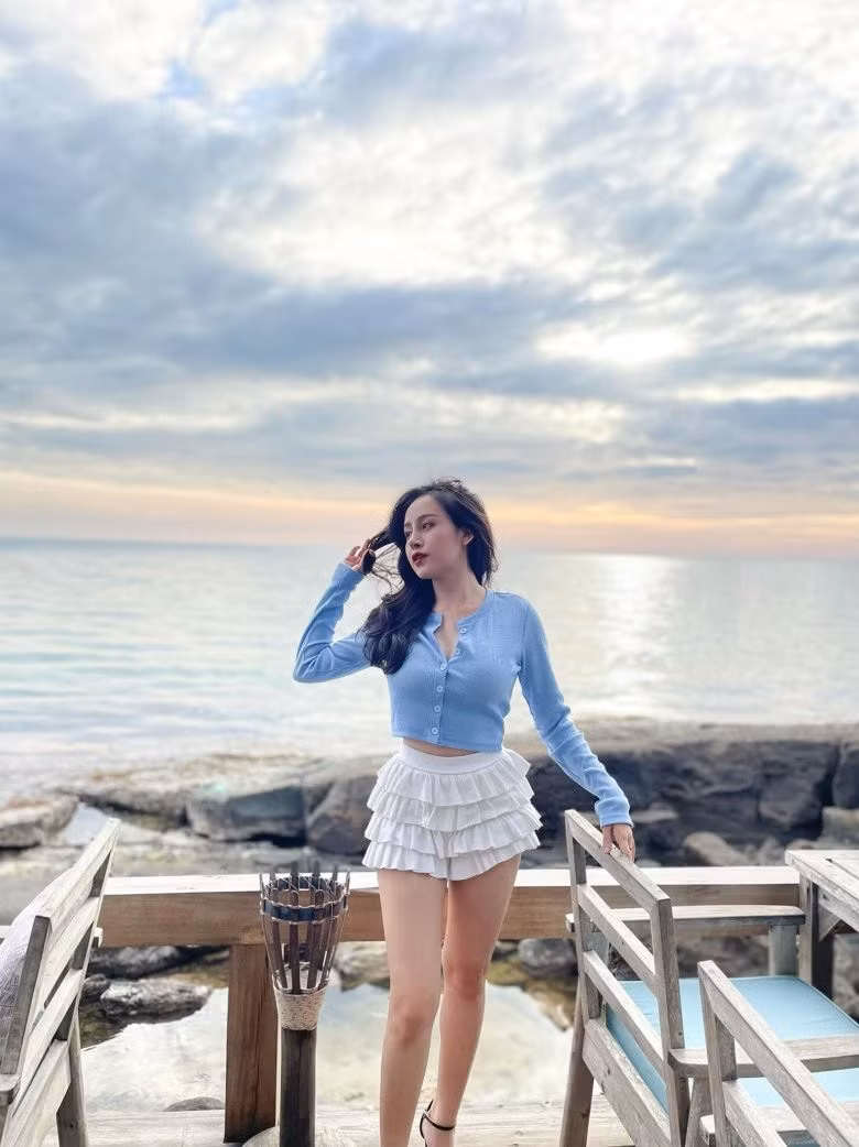 Những thị phi trong quá khứ có lẽ đã dạy cho người đẹp xứ Nghệ nhiều bài học quý giá. Cuộc sống của Bà Tưng đã kín tiếng và tích cực hơn xưa. Ảnh: FBNV