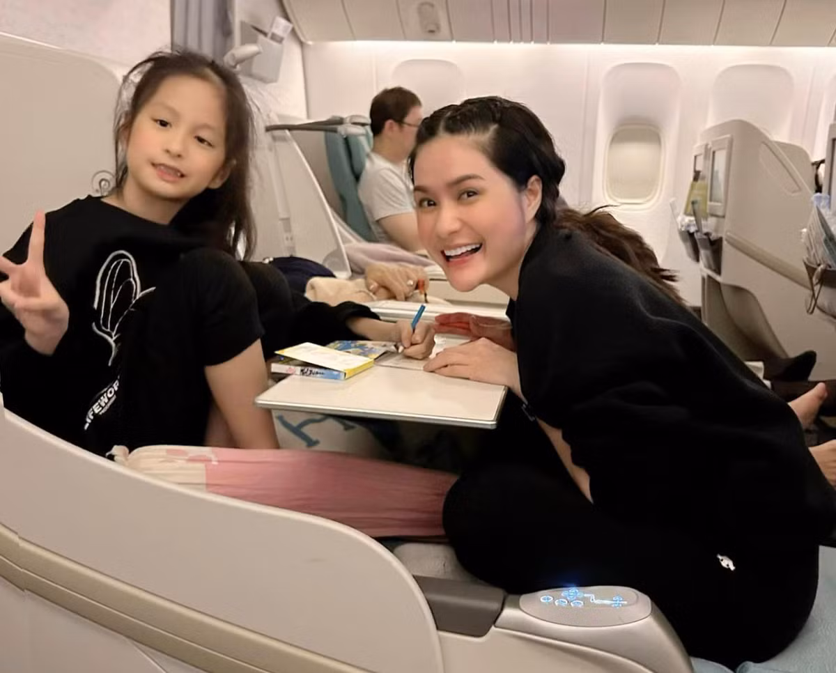 Ngay sau đó, Đoàn Di Băng đã phải làm một clip nói rõ quan điểm dạy con của mình, cho rằng chuyến bay nào cũng có trẻ con, nếu không có con mình thì cũng luôn có con nhà khác có thể làm phiền.