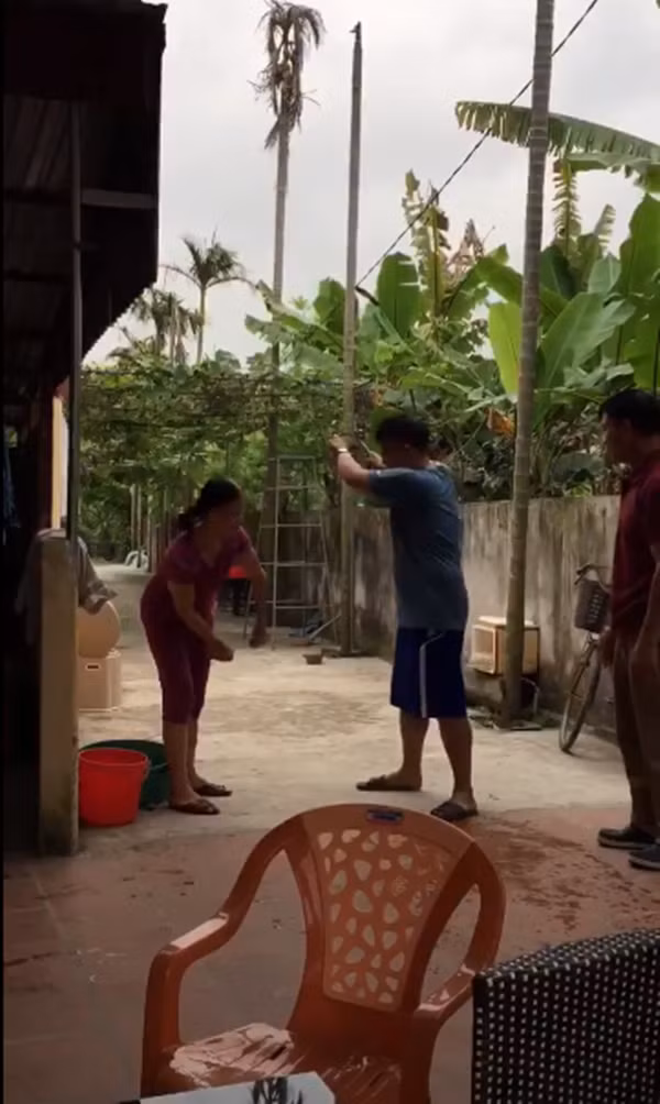 Sau khi được mọi người thị phạm, anh chàng bắt tay vào thực hành. Tưởng rằng sẽ “ăn ngay” thế nhưng nào ngờ, khi rổ rau được đưa lên vẩy nước thì toàn bộ số rau trong rổ bị rơi xuống đất.