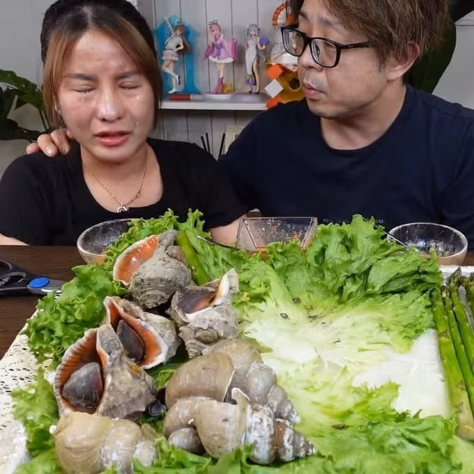 Vợ chồng Đức Nhân sau đó đã cùng nhau về Việt Nam để thụ tinh nhân tạo, họ phải bỏ ra số tiền lớn đến cả tỷ đồng để "tìm con". cũng xác định sẽ ở lâu dài nên không chỉ tìm cách liên hệ trước với bác sĩ giỏi mà còn hỏi thuê nhà, tuyển trợ lý hỗ trợ công việc khi ở trong nước.
