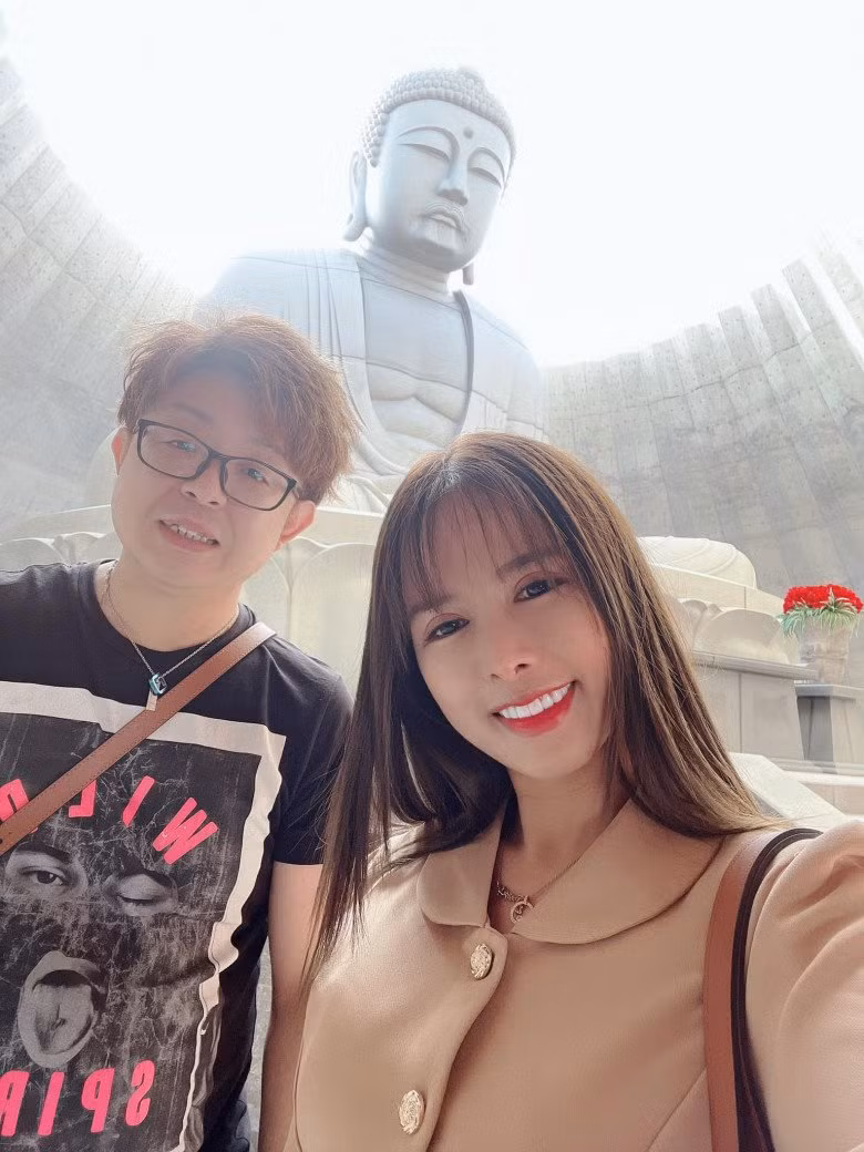 Bà Nhân Vlog cũng tiết lộ bác sĩ chẩn đoán cơ thể cô không còn nhiều trứng. Vì vậy bước đầu tiên, nữ Youtuber phải được tiêm kích trứng trước khi tiến hành những bước tiếp theo.