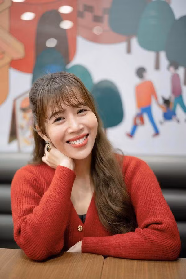 Độ "lão hoá ngược" của cô lại càng khiến thiên hạ trầm trồ hơn khi selfie, chụp hình cùng con gái.