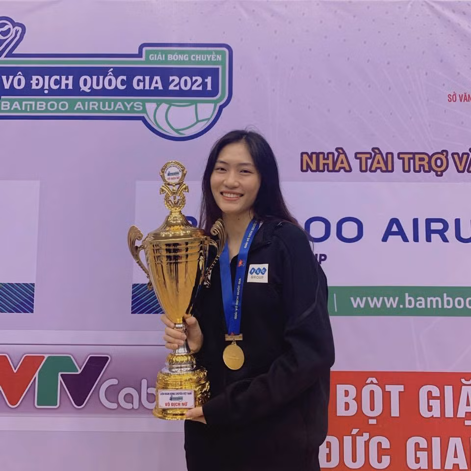 Trần Việt Hương là phụ công CLB bóng chuyền Bộ tư lệnh Thông tin và tuyển Việt Nam. Cô được đánh giá là một trong những đóa hồng tài năng và xinh đẹp hàng đầu làng thể thao Việt Nam.