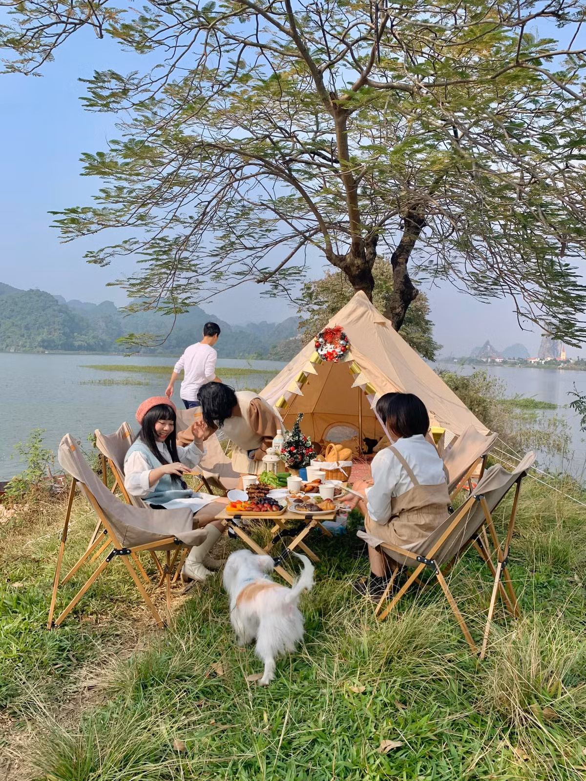 Thời điểm đẹp nhất để tham quan Hồ Quan Sơn chính là vào mùa hè khoảng giữa tháng 5 đến giữa tháng 6. Ảnh: Ngân Thương