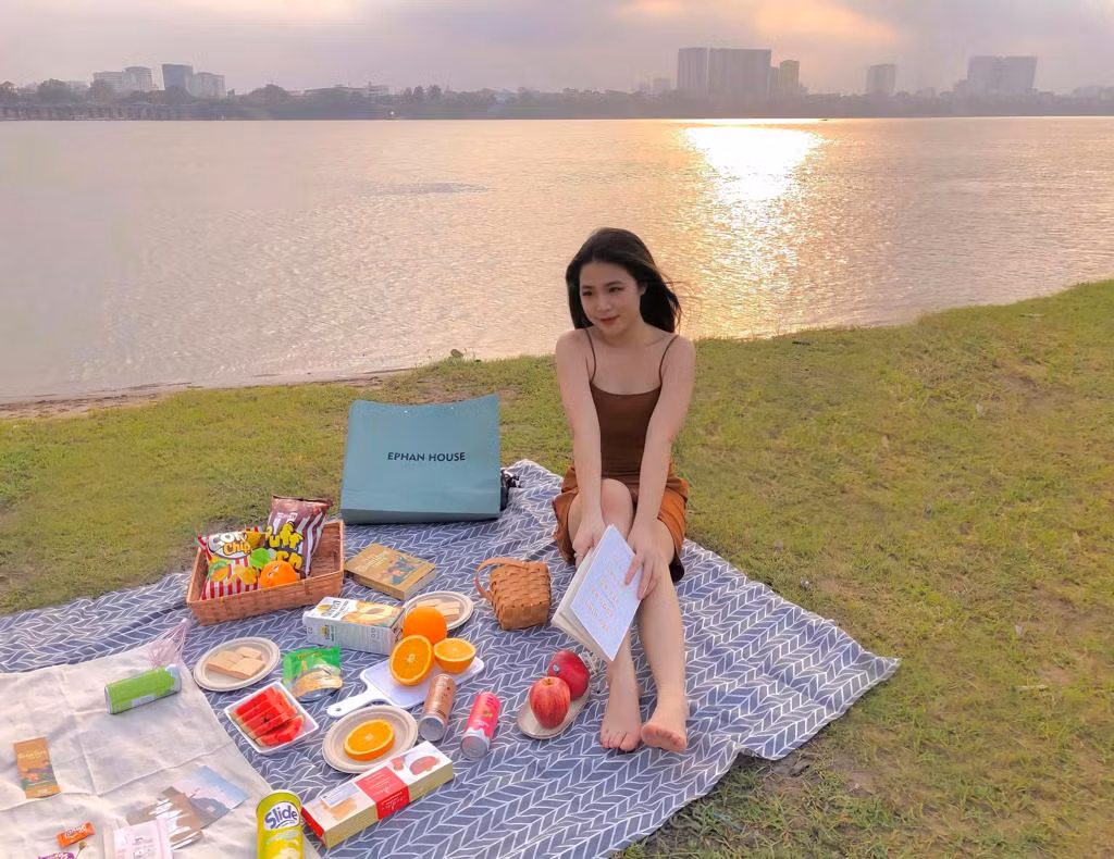 Những ngày cuối tuần trời nắng ráo nơi đây là địa điểm hấp dẫn dành cho gia đình, hội chị em bạn dì tụ tập vui chơi, nướng BBQ cực đỉnh. Để có một chuyến đi cực chill nhớ theo dõi thời tiết thật kĩ nha. Ảnh: Internet