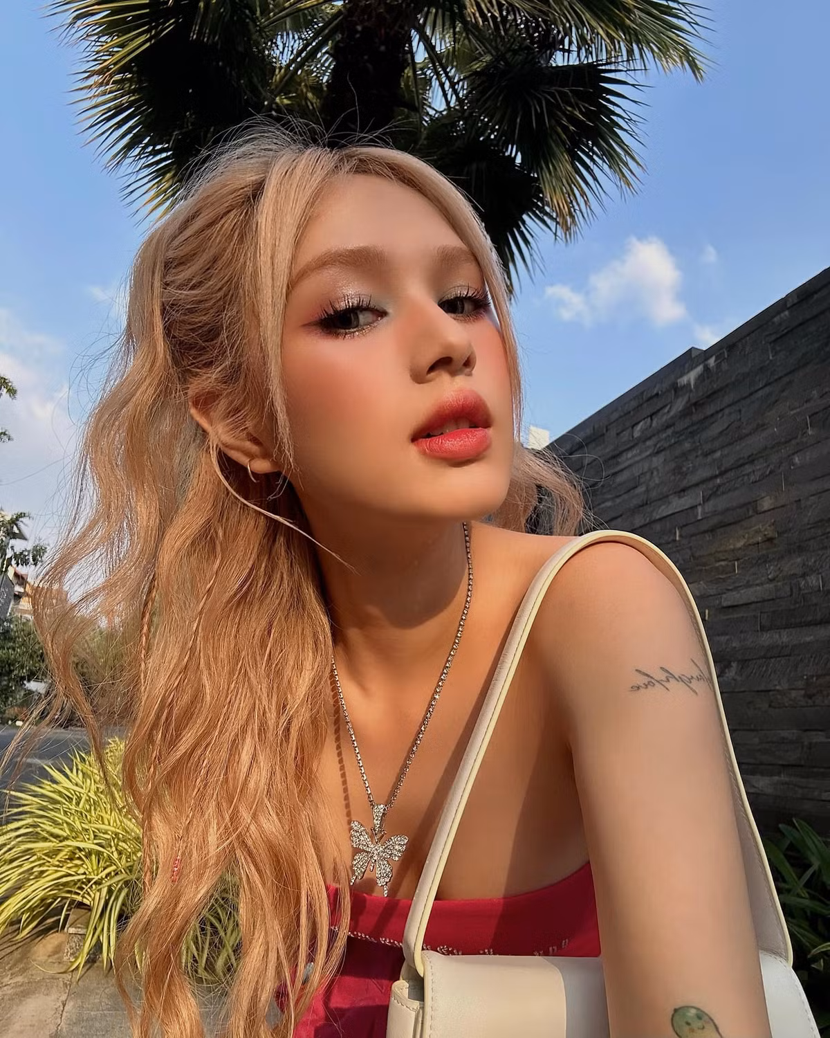 Cô nàng là một KOL nổi tiếng với thế hệ Gen Z nhờ sở hữu nhan sắc xinh đẹp, đặc biệt là gương mặt trông như búp bê và phong cách thời trang sành điệu.