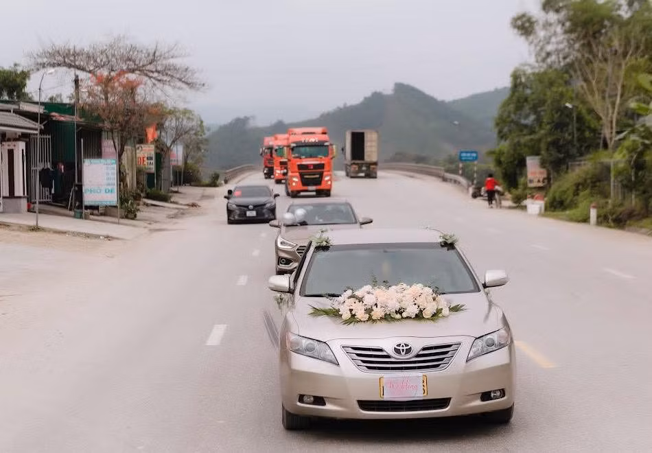 Mới đây trên mạng xã hội xuất hiện hình ảnh đám cưới tại Hà Tĩnh rước dâu bằng xe tải khiến nhiều người trầm trồ. Ảnh: Tiền phong