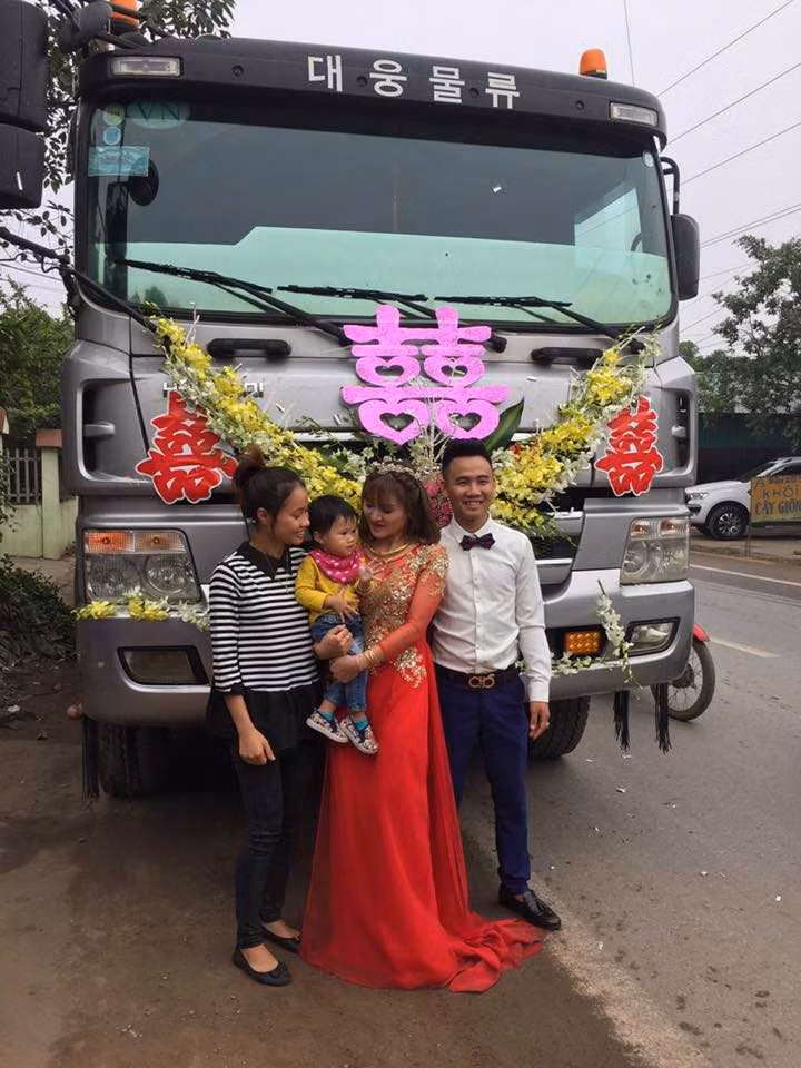 Trong đám cưới độc đáo này, nhà trai đã chuẩn bị một đội hình bê tráp với trang phục áo dài tím cách tân. Toàn bộ tráp lễ của đám cưới đều được nhà trai sắp xếp và đưa đi bằng xe tải hạng nặng Huyndai. Ảnh: Tổng hợp