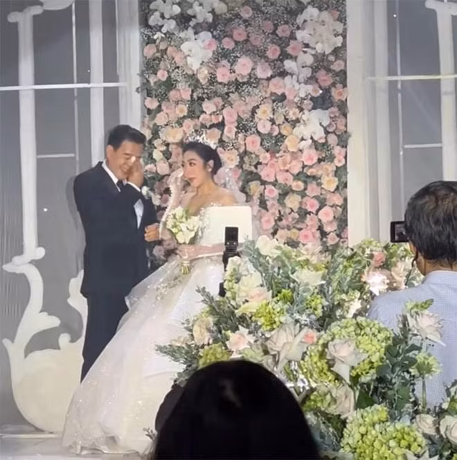 Cư dân mạng vì thế đang bàn tán sôi nổi và tiếc nuối "ngọt ngào đến mấy cũng tan thành mây". Trong khi đó, hiện tại đại gia Thắng Ngô và Hà Thanh Xuân vẫn chưa lên tiếng về nghi vấn này.