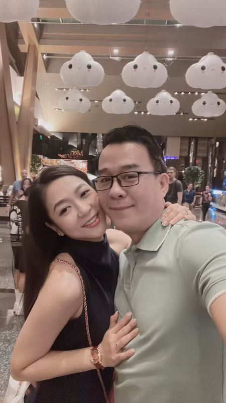 Mặc cho dư luận chỉ trích, "Vua cá koi" Thắng Ngô vẫn luôn bảo vệ Hà Thanh Xuân bằng mọi cách. Thời gian qua cặp đôi này còn không ngại chia sẻ những khoảnh khắc tình cảm bên nhau. Ảnh: Tổng hợp