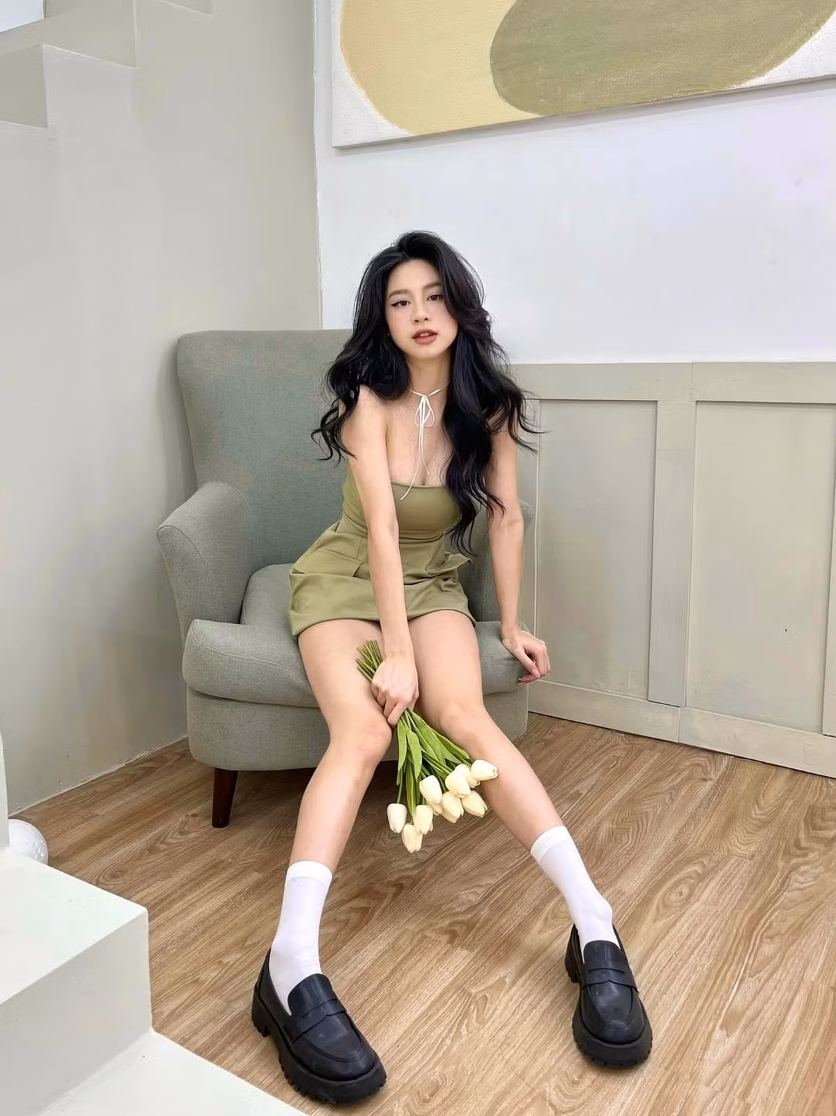 Người đẹp diện thiết kế gợi cảm, triệt để khoe được những lợi thế hình thể trong bộ váy màu xanh.
