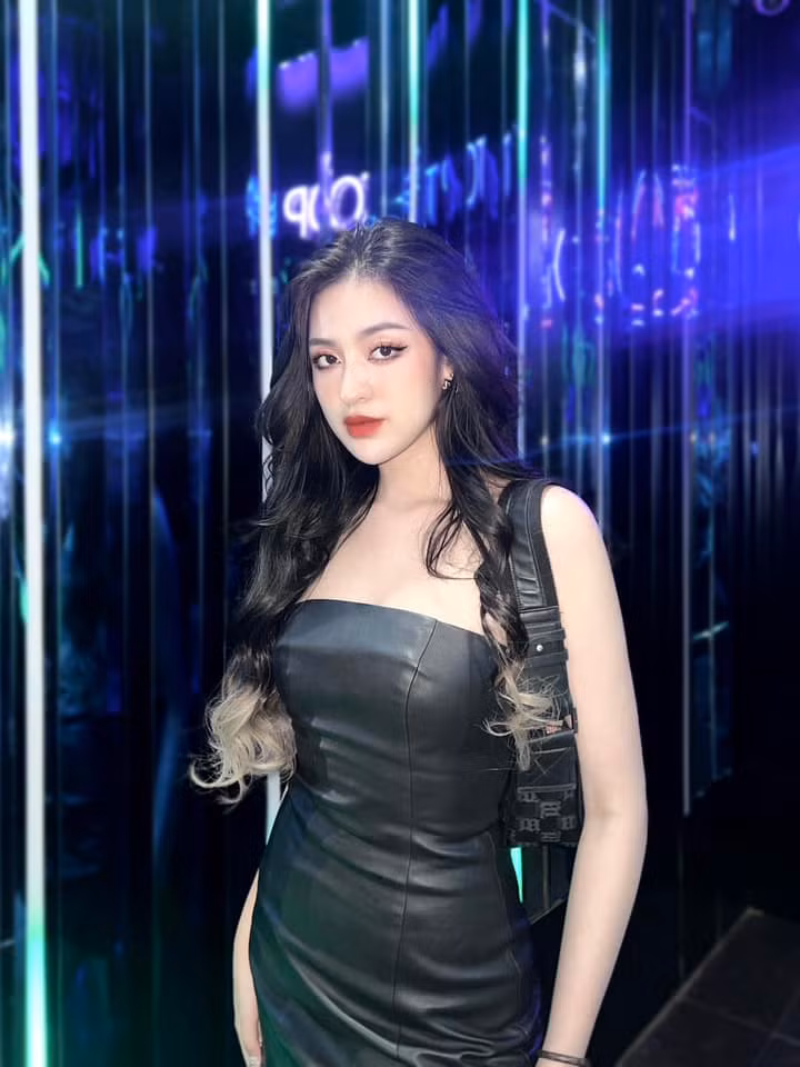 Thời gian gần đây, cô nàng cho thấy sự đầu tư nghiêm túc hơn để trở lại đường đua TikTok bằng các clip theo trend, mới đây nhất là clip ăn son và biến hình.