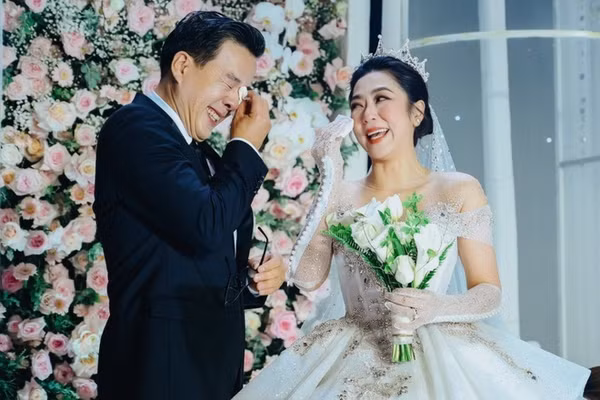 Trước thông tin rạn nứt cư dân mạng đã "đào" lại những câu nói ngôn tình của đại gia cá Koi dành cho vợ Hà Thanh Xuân, mặc dù cặp đôi chỉ bên nhau sau 1 tháng gặp mặt.