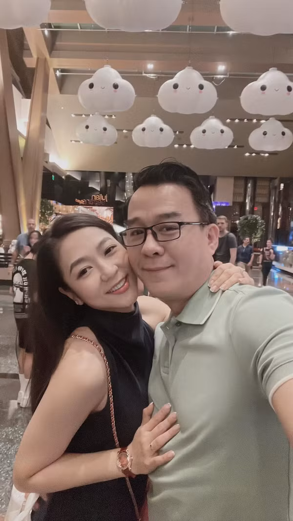 Tuy nhiên mới đây, cư dân mạng bất ngờ bàn tán xôn xao về thông tin "Vua cá Koi" Thắng Ngô và bà xã "đường ai nấy đi". Cụ thể, cặp đôi đã xóa toàn bộ những hình ảnh bên nhau trên trang cá nhân.