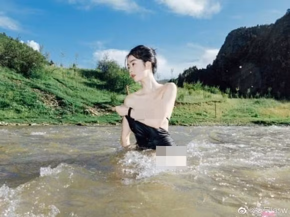 Bộ ảnh tắm suối của hot girl xứ Trung hoe vẻ đẹp ma mị, cuốn hút. Cô có làn da trắng sứ, môi đỏ mọng và đường nét gương mặt hài hòa, thanh tú.