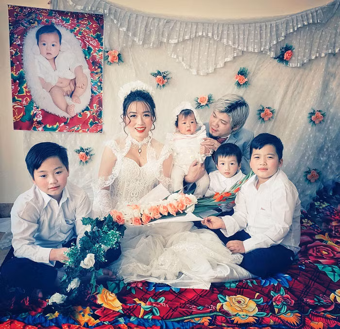 Vợ chồng chị Huyền ở Hà Nội cũng từng gây chú ý với bộ ảnh gia đình mang phong cách hoài cổ.