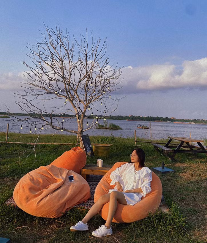 Khu vườn hội tụ các loài hoa gây thương nhớ vào 4 mùa quanh năm cũng là nơi hẹn hò, vui chơi thích hợp.