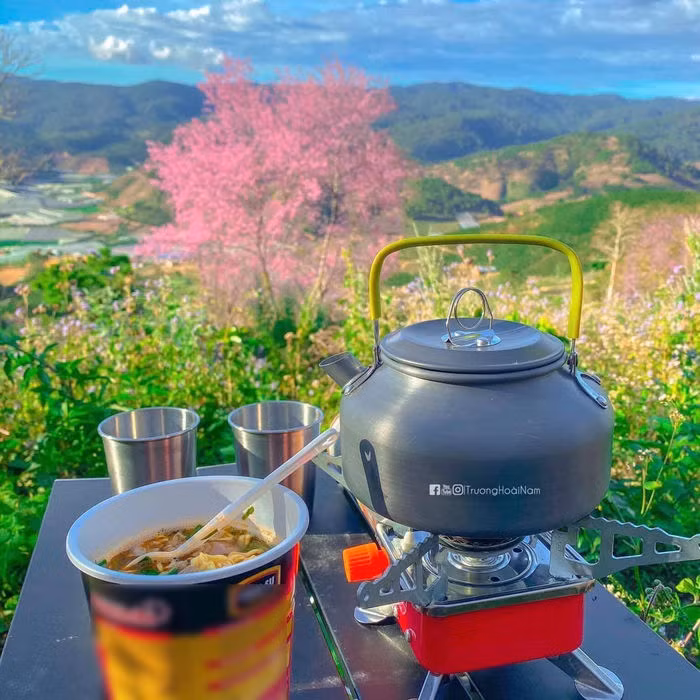 Với chủ thể của bức ảnh là những bát mì nước, background đằng sau là phong cảnh tuyệt đẹp của các địa điểm du lịch, giới trẻ đã vô tình tạo nên xu hướng check in mới.