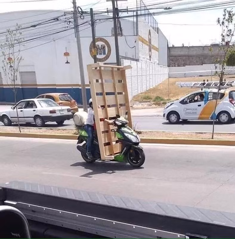 Việc ra đường gặp những cảnh tượng điều khiển xe với những món đồ cồng kềnh là điều không khó gặp tại Việt Nam. Điều này được các cư dân mạng gọi bằng cái tên hay ho đó là "làm xiếc" trên đường.