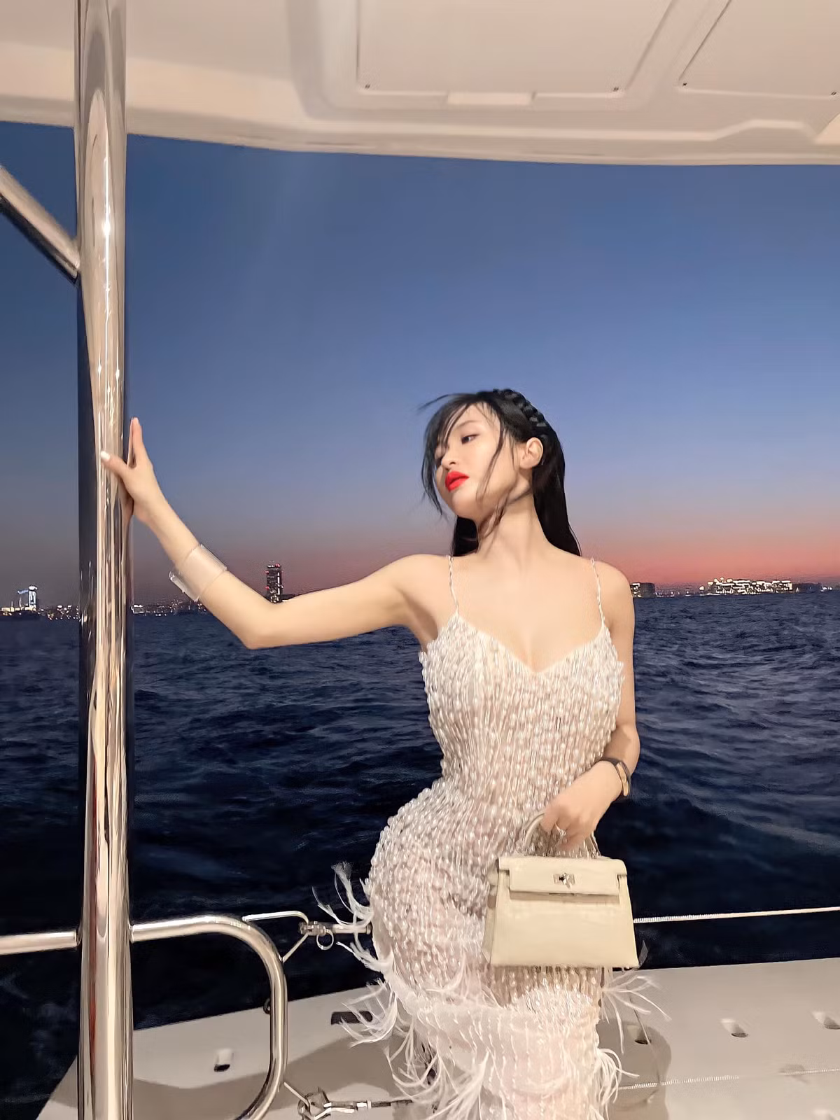Lấy chồng đại gia nên hot girl 8x này không ngần ngại chi tiền "khủng" cho vẻ ngoài của mình.