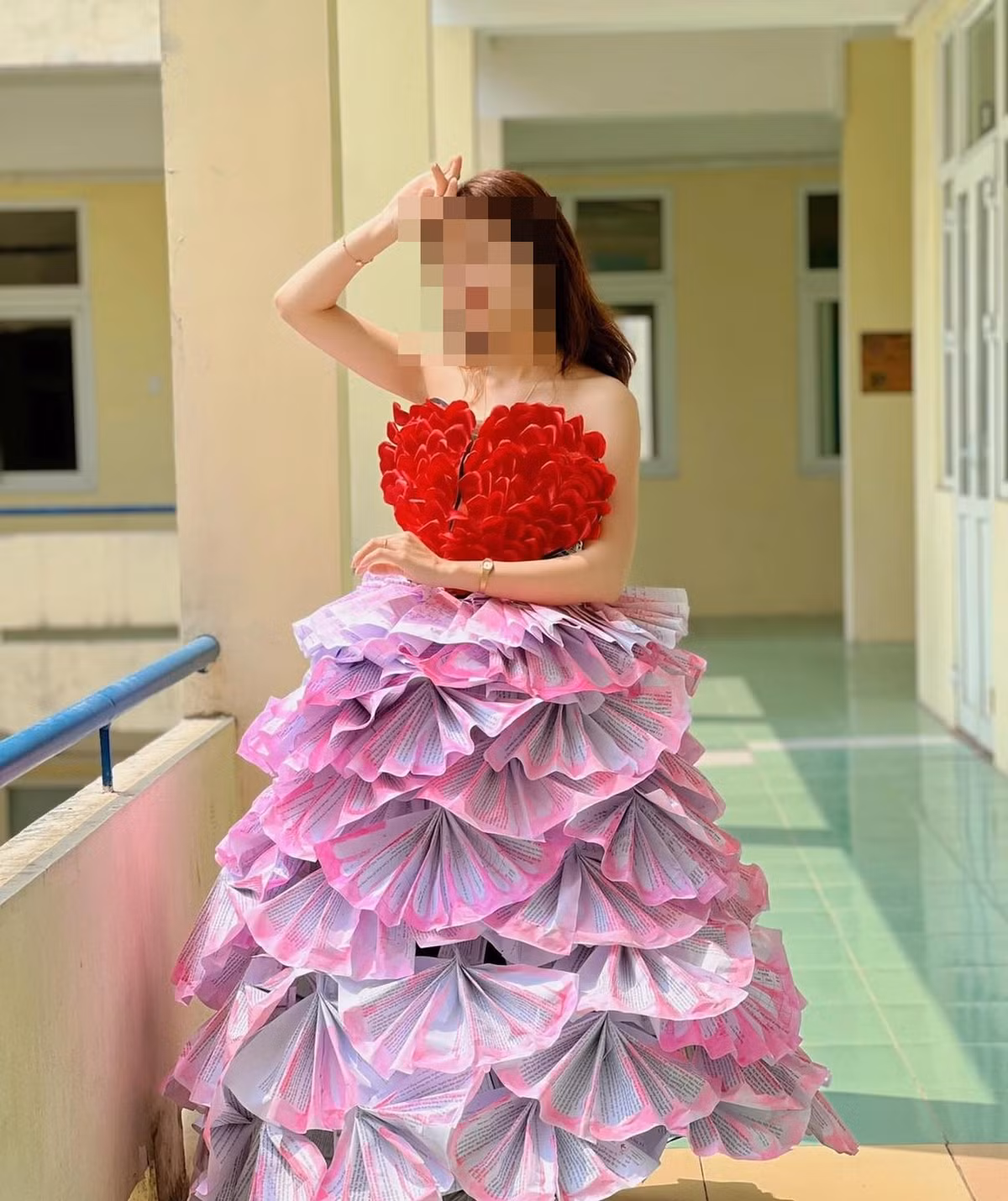Không thể phủ nhận những bộ trang phục làm từ nguyên liệu tái chế này rất đẹp mắt và sáng tạo.