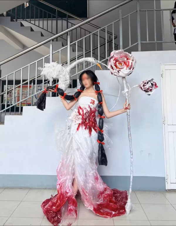 Nếu không nói đây là trang phục làm từ nguyên liệu tái chế thì chắc hẳn không ai biết được bởi chúng lộng lẫy như đồ thật.