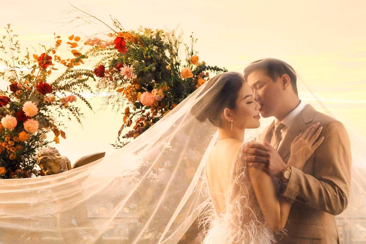 Do cặp đôi yêu cầu khách mời không đăng ảnh lên mạng xã hội trước khi họ công bố hình chính thức nên những hình ảnh trong hôn lễ Linh Rin - Phillip Nguyễn khá ít ỏi. Ảnh: Tổng hợp