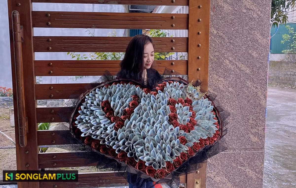 Với nhiều mệnh giá khác nhau, người tặng sẽ đặt và kết thành một bó hoa khổng lồ với giá trị hàng chục triệu đồng.