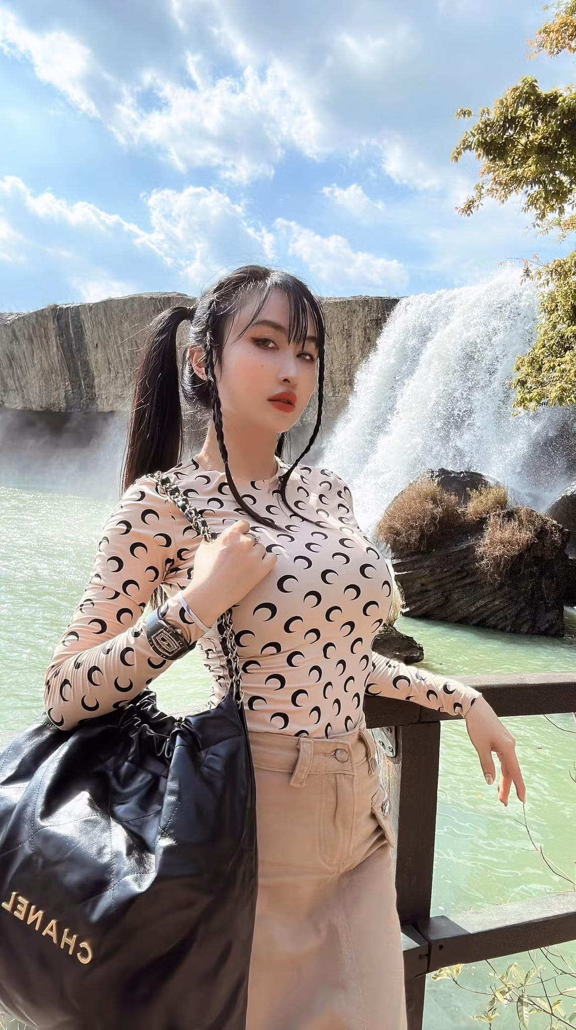 Mina Phạm - vợ Minh Nhựa không phải cái tên quá xa lạ với công chúng. Người đẹp có cuộc sống hôn nhân hạnh phúc.