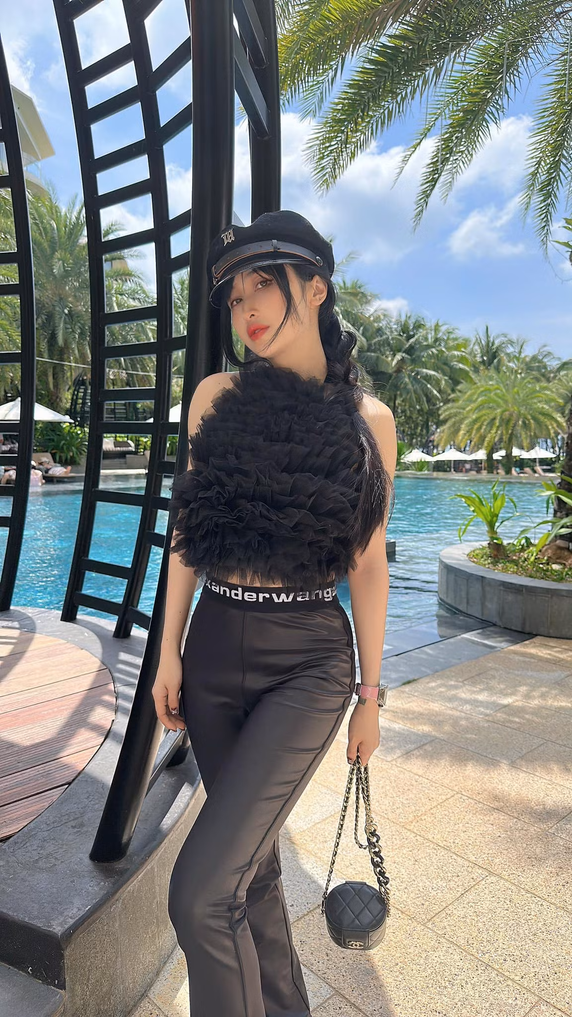 Dưới bài đăng, cư dân mạng để lại nhiều lời khen Mina Phạm có vóc dáng thon gọn.