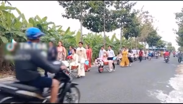 Theo đoạn clip có thể thấy, không những chú rể mà cả dàn bưng tráp nhà nam cũng hăng hái mỗi xe rùa đèo theo một cô gái bê tráp.