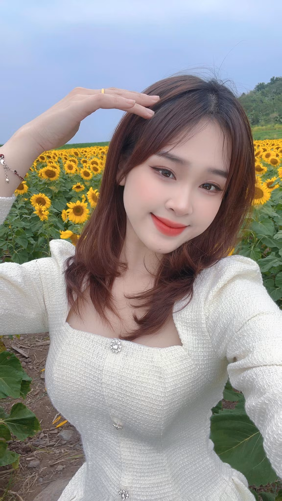 Cô từng đoạt danh hiệu Á khôi Sinh viên Việt Nam 2018, đồng thời từng là Hoa khôi Sinh viên Nghệ An và lọt vào top 30 thí sinh xuất sắc nhất cuộc thi Hoa hậu Việt Nam 2020.
