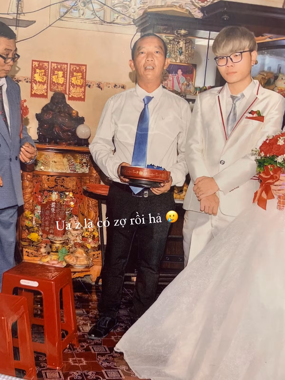 Có bộ ảnh cưới thập niên 90 vào ngày cưới, vợ chồng cô không dám đăng khoe lên mạng xã hội.
