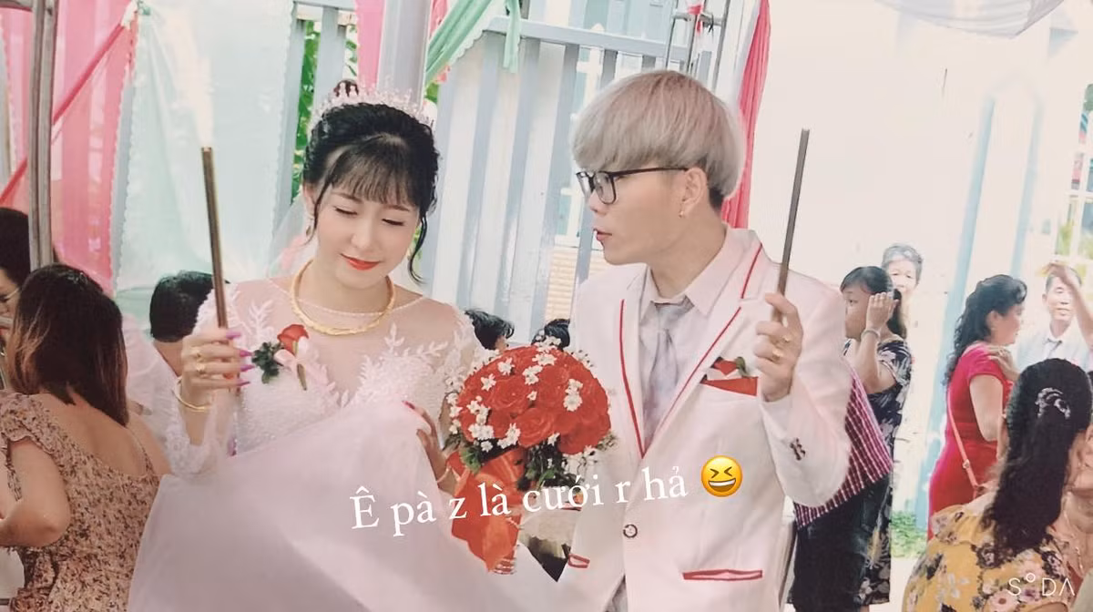 Tuy có một chút bực mình về thợ chụp ảnh ở thời điểm đó, nhưng đó cũng là kỷ niệm đáng nhớ trong lễ cưới của họ. Ảnh: Khánh Ngân