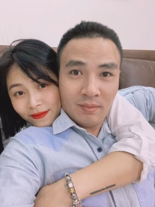 Chỉ mới công khai mang thai chưa lâu, mới đây nữ MC tiếp tục cập nhật loạt ảnh mới, khoe hình xăm mới tậu. "Hoa cần thời gian để nở, tôi cũng vậy. Em yêu, cảm ơn em vì đã đến", cô viết.