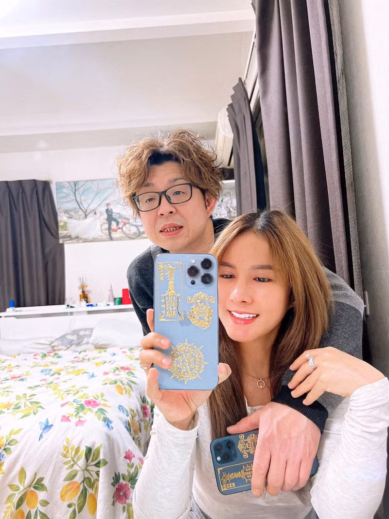 Tại đây, Đức Nhân nhiệt tình nấu ăn cho các thành viên team châu Phi và trao quà cho người dân bản địa.