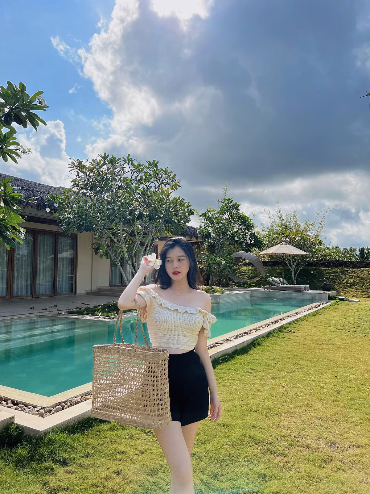 Người hâm mộ cho rằng vì được chồng yêu thương và cưng chiều nên nhan sắc của nàng WAGs ngày càng thăng hạng.