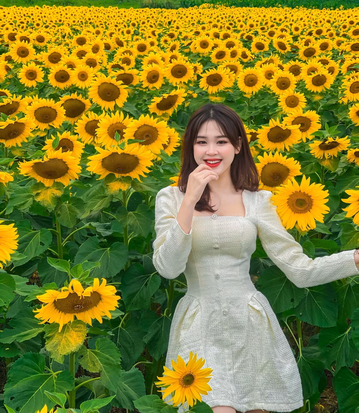 Sở hữu vẻ ngoài nổi bật giúp Thảo Vi có nhiều cơ hội thăng tiến hơn trong công việc. Ảnh: FBNV