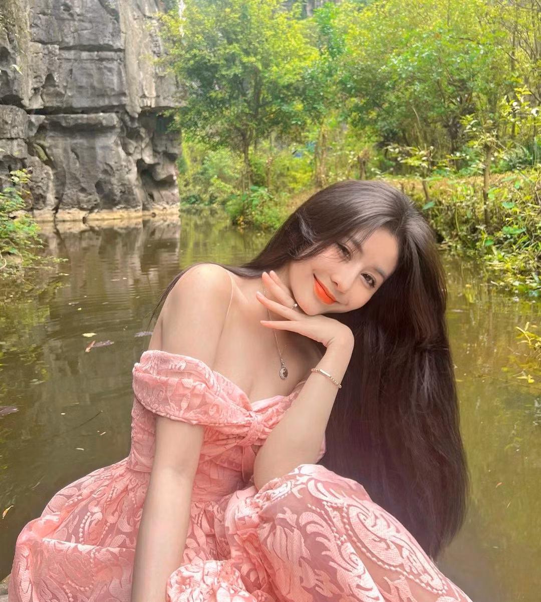 Ngoài tài năng và nhan sắc được báo Seoul ca ngợi với danh hiệu “hot girl không góc chết”, cô còn gây chú ý với thân hình gợi cảm.