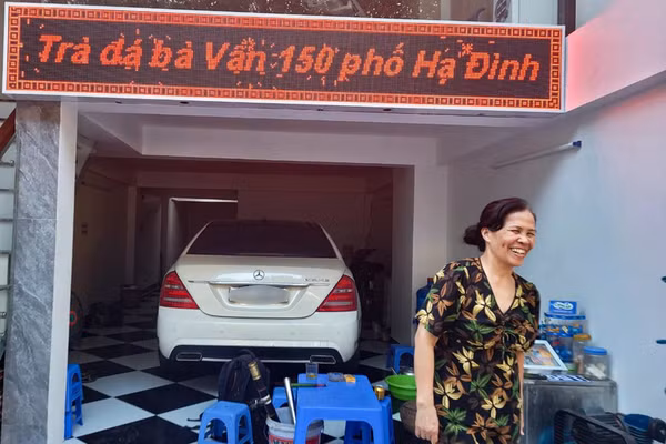 Trước đó, câu chuyện bác bán trà đá nhưng ở “nhà mặt phố, đi xe tiền tỷ”, sắm bảng hiệu đèn led hoành tráng thu hút được sự chú ý của mọi người trên mạng xã hội.