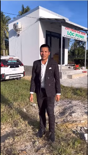 Không còn áo sơ mi, quần bò rách hay dép tổ ong, "hiện tượng mạng" nổi đình đám MXH lại diện áo vest, đi giày da "check in" bên biển hiệu mang tên mình.