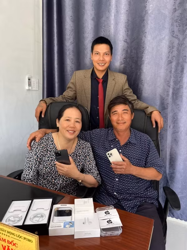 Mới đây, trên trang cá nhân của mình, Phạm Văn Lộc đã có dịp tri ân người thân khi đăng tải hình ảnh bên cạnh gia đình, kèm theo là dòng trạng thái: “Con tặng bố mẹ vợ 2 cái iphone 12 pro max, tuy món quà hơi nhỏ nhưng đó là tấm lòng của con. Cảm ơn bố mẹ đã bên cạnh giúp đỡ cho con”.